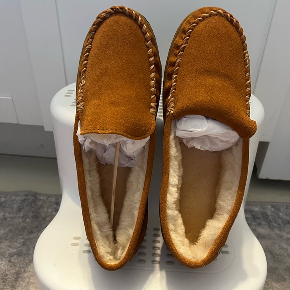 NIB Minnetonka size 11 sheepskin moccasin - Picture 2 of 4
